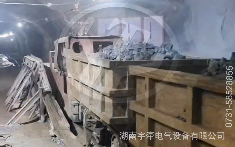 10噸架線式井下電機車卸礦視頻.jpg